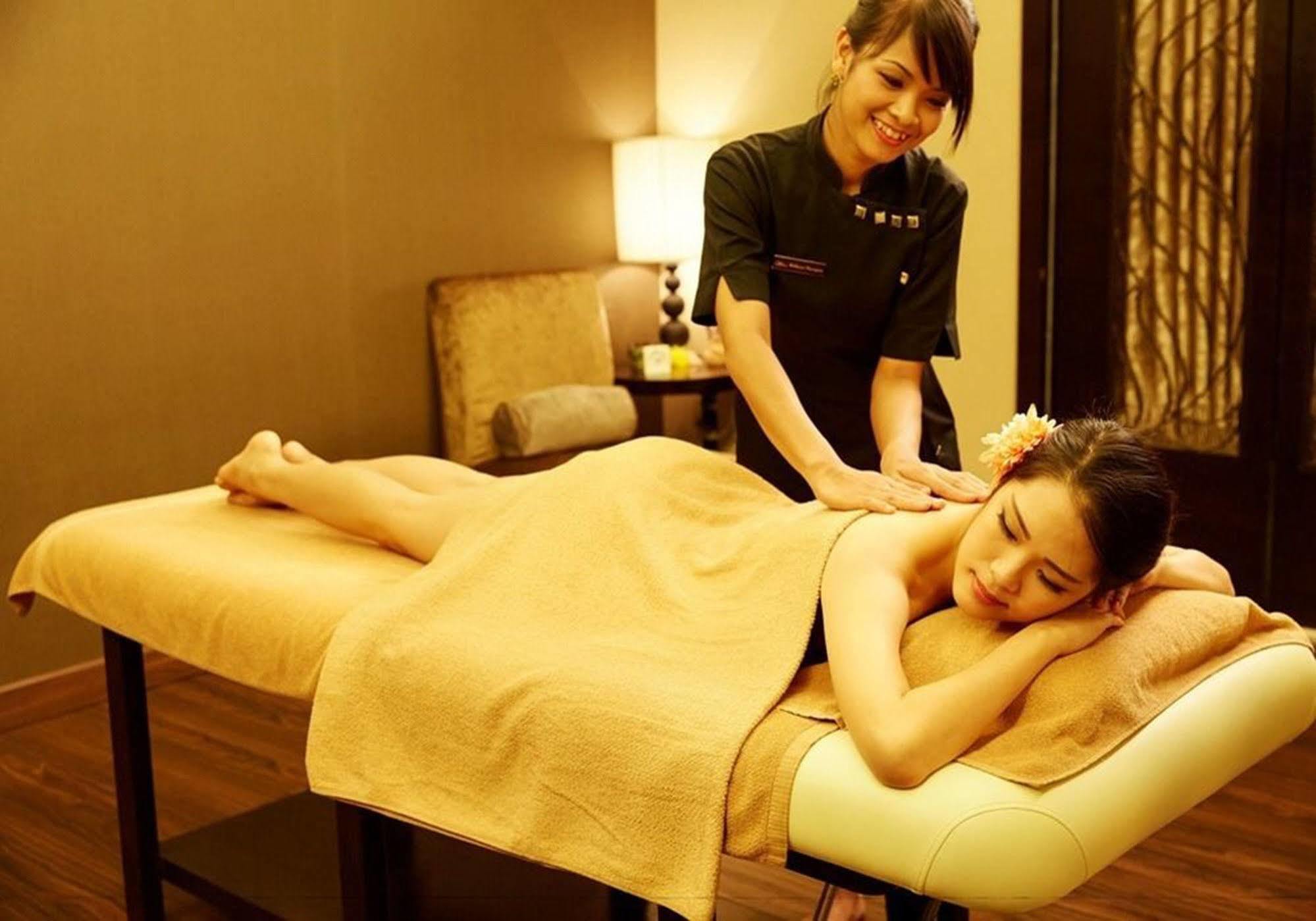 فندق هاتن ملاكا ملقا المظهر الخارجي الصورة A woman receiving a massage