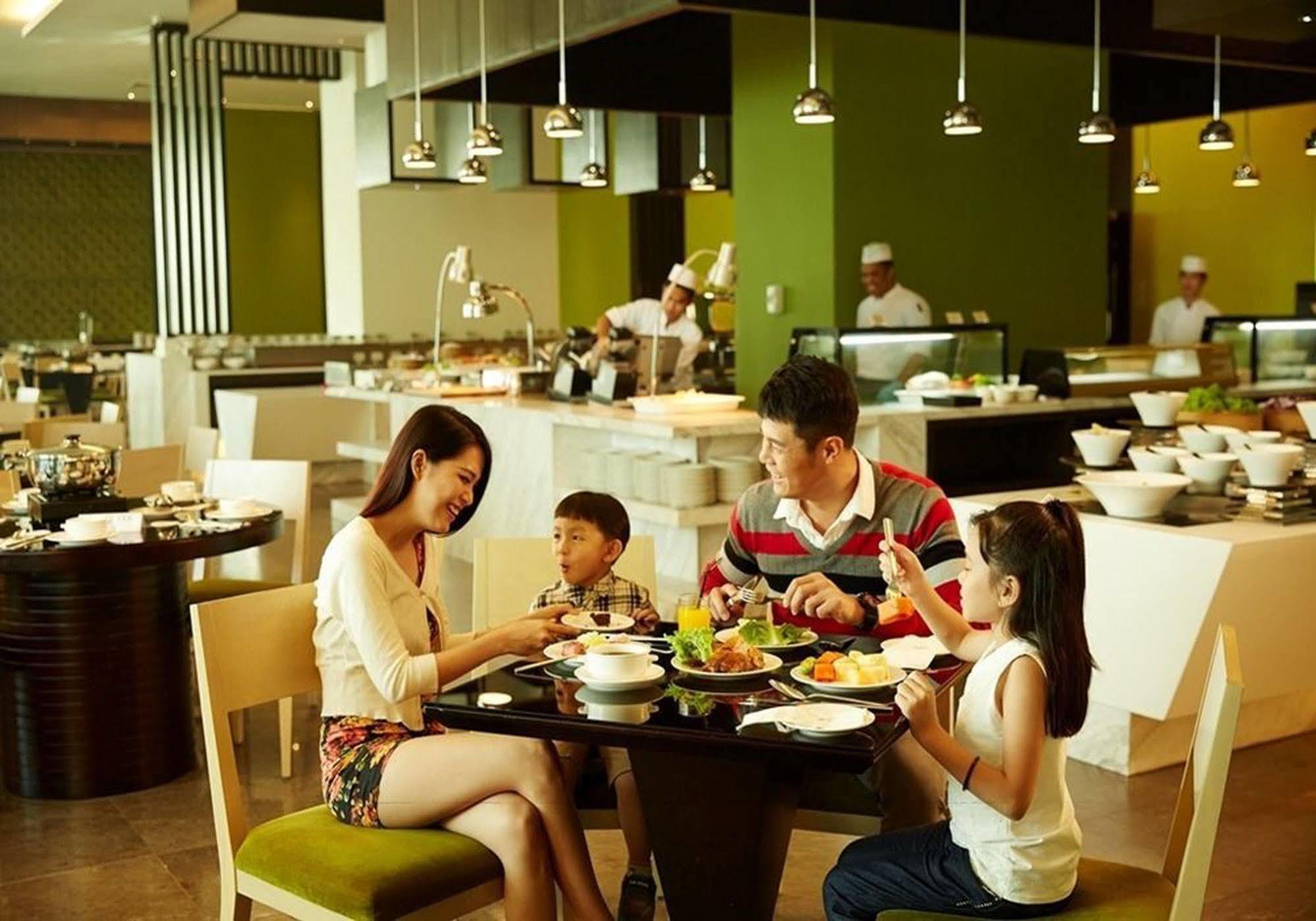 فندق هاتن ملاكا ملقا المظهر الخارجي الصورة Family dining at a restaurant