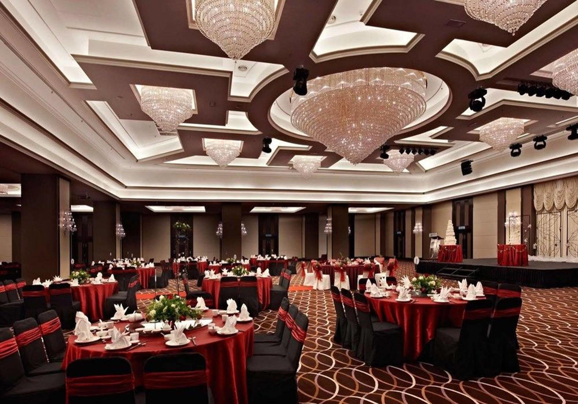 فندق هاتن ملاكا ملقا المظهر الخارجي الصورة The ballroom of the hotel